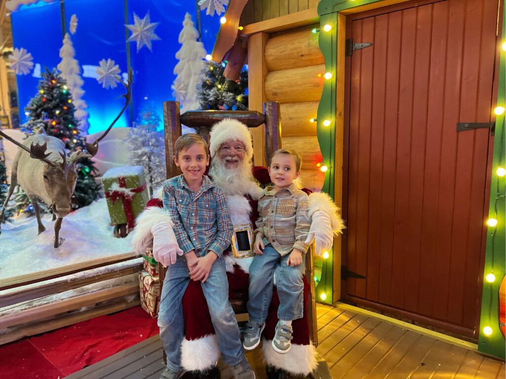 Kids pose with santa at Bass Pro Shop Orlando