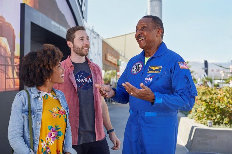 astronaut Winston Scott talks to students at Kennedy Space Center