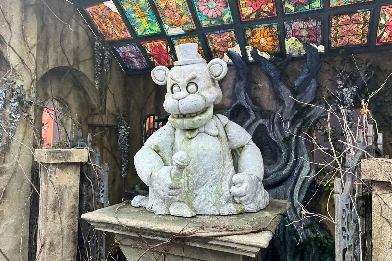 Five Nights at Freddy's Display in scare zone at Halloween Horror Nights - image by Dani Meyering