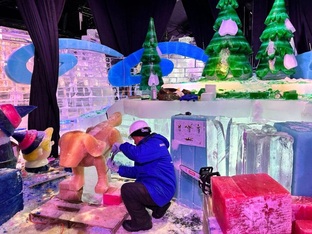 Ice Carvers Artisan works on sculptures in pop up room at ICE! Gaylord Palms - image by Dani Meyering comp
