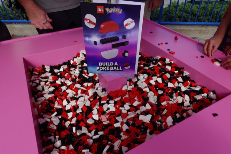 Build your own LEGO Pokeball!