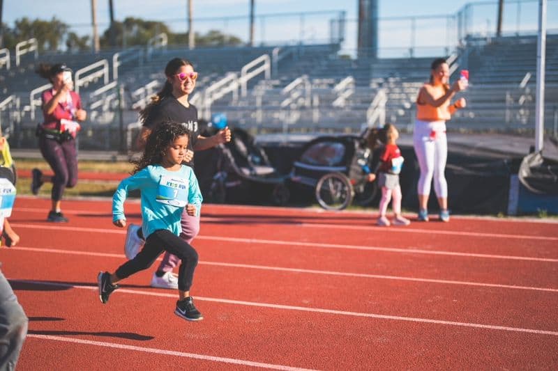 running kids on track