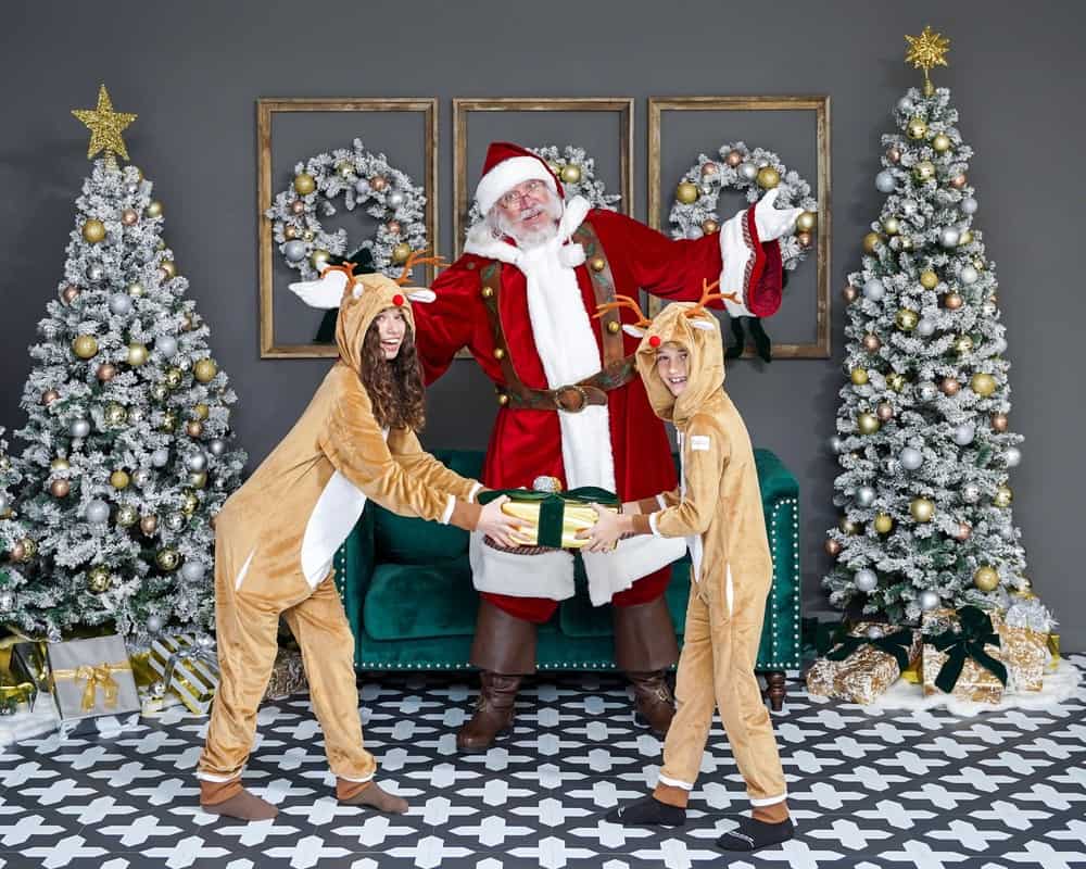 Wall-Crawl-Orlando-Santa-Claus-Photo-Opportunity - Orlando Parenting Magazine