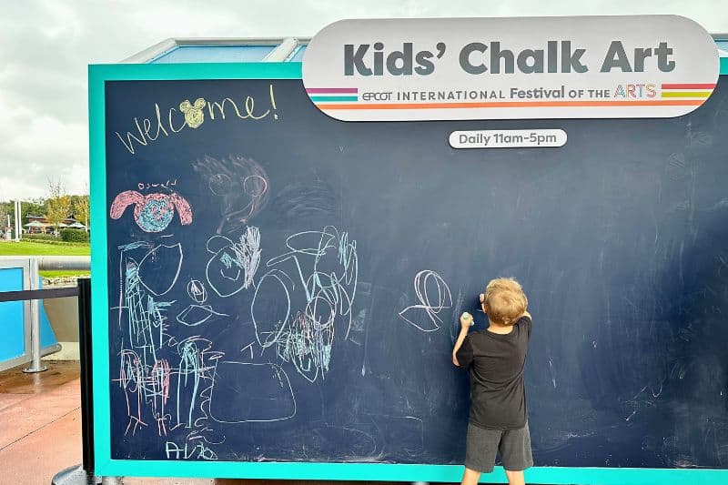 30 Pics Of A Family That Uses Chalk Art To Go On Adventures During