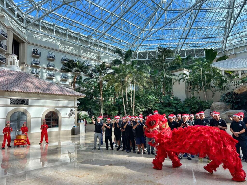Wah Lum Temple Perform at Gaylord Palms holiday traditions - image by Dani Meyering 2